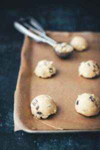 Rezept für Chocolate Chip Cookies | klassische Cookies – für mich die besten Kekse der Welt | außen knusprig und innen weich, dank bester Zutaten und Teigruhe im Kühlschrank vor dem Backen | moeyskitchen.com