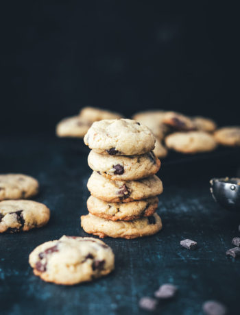 Rezept für Chocolate Chip Cookies | klassische Cookies – für mich die besten Kekse der Welt | außen knusprig und innen weich, dank bester Zutaten und Teigruhe im Kühlschrank vor dem Backen | moeyskitchen.com