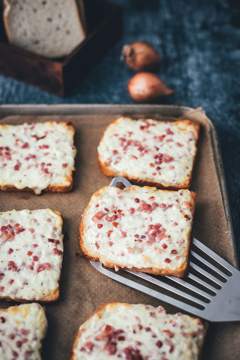 Flammkuchen-Toast – Fix auf dem Tisch - moey&amp;#39;s kitchen foodblog