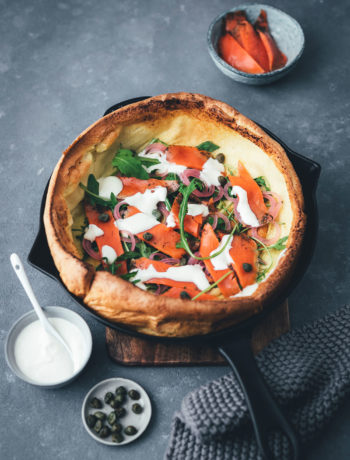 Herzhafter Pfannkuchen – Dutch Baby Pancake als Ofenpfannkuchen | gefüllt mit Graved Lachs, eingelegten roten Zwiebeln, Rucola, Kapern und Crème fraîche | perfekt für Frühstück & Brunch, zum Mittagessen oder für die schnelle Feierabendküche | einfaches Rezept mit Fisch | moeyskitchen.com