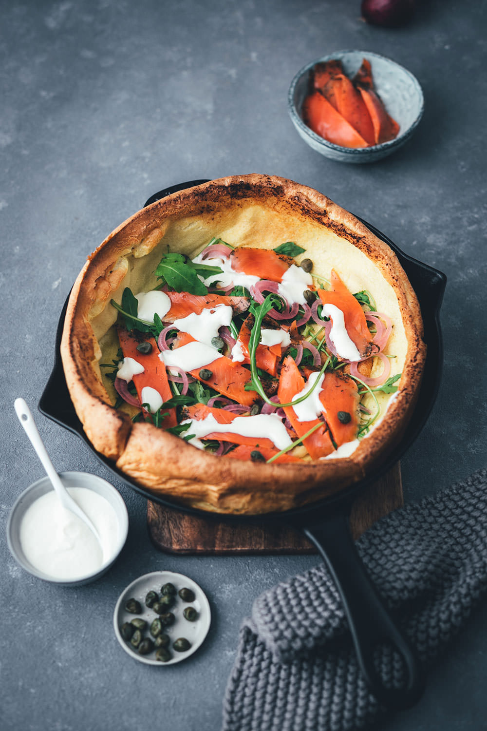 Herzhafter Pfannkuchen – Dutch Baby Pancake als Ofenpfannkuchen | gefüllt mit Graved Lachs, eingelegten roten Zwiebeln, Rucola, Kapern und Crème fraîche | perfekt für Frühstück & Brunch, zum Mittagessen oder für die schnelle Feierabendküche | einfaches Rezept mit Fisch | moeyskitchen.com