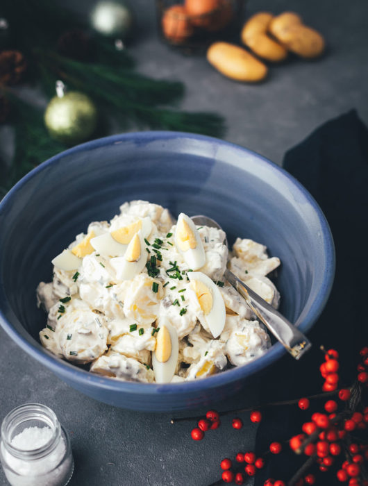 Hier teile ich das Rezept für klassischen Kartoffelsalat mit Würstchen mit euch, wie man ihn in meiner Familie traditionell an Heiligabend isst. Es ist ein super einfacher und so leckerer Kartoffelsalat mit Mayonnaise, Gurken, Schnittlauch und hart gekochten Eiern. Dazu passen Wiener Würstchen oder Bockwürstchen und Senf. Der Salat schmeckt aber nicht nur zu Weihnachten, sondern auch das ganze Jahr über, zum Beispiel als Beilage zum Grillen. | moeyskitchen.com