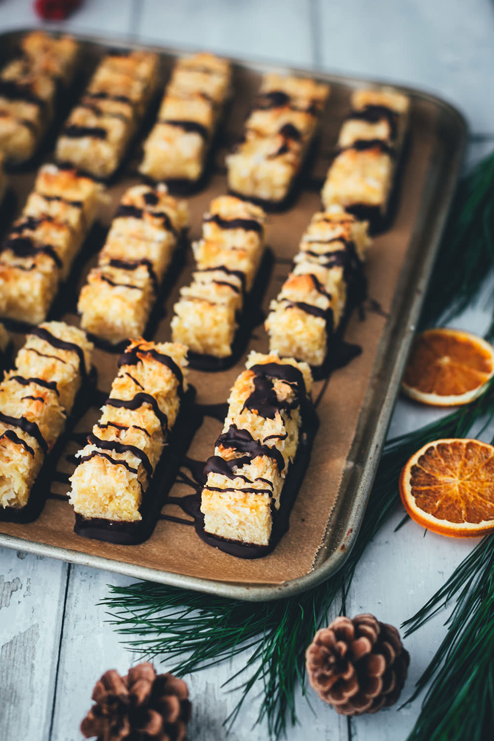 Eine tolle Abwechslung auf dem Plätzchenteller sind diese saftigen Kokos-Riegel mit Schokolade! Basis ist ein knuspriger Mürbeteig, getoppt mit einem weichen Belag aus Kokosflocken und gezuckerter Kondensmilch. Neben den ganzen Keks-Klassikern zu Weihnachten ist das eine tolle und leckere Alternative, die ich noch mit Schokolade verziere. Die Riegel erinnern von der Art her etwas an Nussecken und schmecken dezent und lecker nach Kokos. | moeyskitchen.com