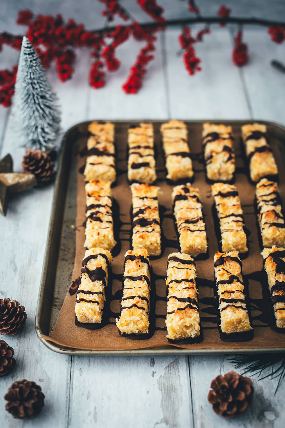 Eine tolle Abwechslung auf dem Plätzchenteller sind diese saftigen Kokos-Riegel mit Schokolade! Basis ist ein knuspriger Mürbeteig, getoppt mit einem weichen Belag aus Kokosflocken und gezuckerter Kondensmilch. Neben den ganzen Keks-Klassikern zu Weihnachten ist das eine tolle und leckere Alternative, die ich noch mit Schokolade verziere. Die Riegel erinnern von der Art her etwas an Nussecken und schmecken dezent und lecker nach Kokos. | moeyskitchen.com