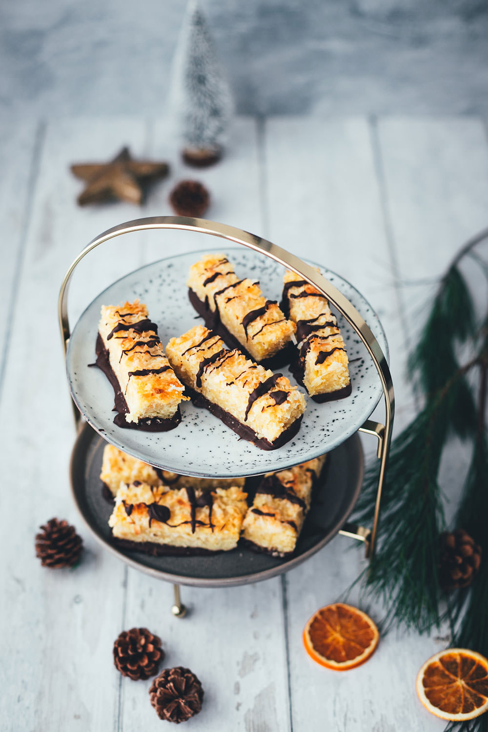 Eine tolle Abwechslung auf dem Plätzchenteller sind diese saftigen Kokos-Riegel mit Schokolade! Basis ist ein knuspriger Mürbeteig, getoppt mit einem weichen Belag aus Kokosflocken und gezuckerter Kondensmilch. Neben den ganzen Keks-Klassikern zu Weihnachten ist das eine tolle und leckere Alternative, die ich noch mit Schokolade verziere. Die Riegel erinnern von der Art her etwas an Nussecken und schmecken dezent und lecker nach Kokos. | moeyskitchen.com