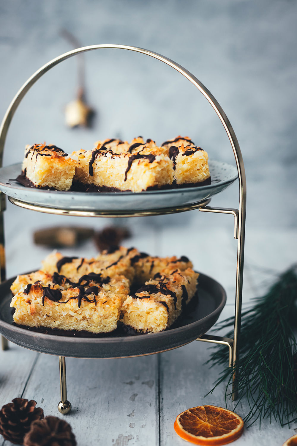 Eine tolle Abwechslung auf dem Plätzchenteller sind diese saftigen Kokos-Riegel mit Schokolade! Basis ist ein knuspriger Mürbeteig, getoppt mit einem weichen Belag aus Kokosflocken und gezuckerter Kondensmilch. Neben den ganzen Keks-Klassikern zu Weihnachten ist das eine tolle und leckere Alternative, die ich noch mit Schokolade verziere. Die Riegel erinnern von der Art her etwas an Nussecken und schmecken dezent und lecker nach Kokos. | moeyskitchen.com