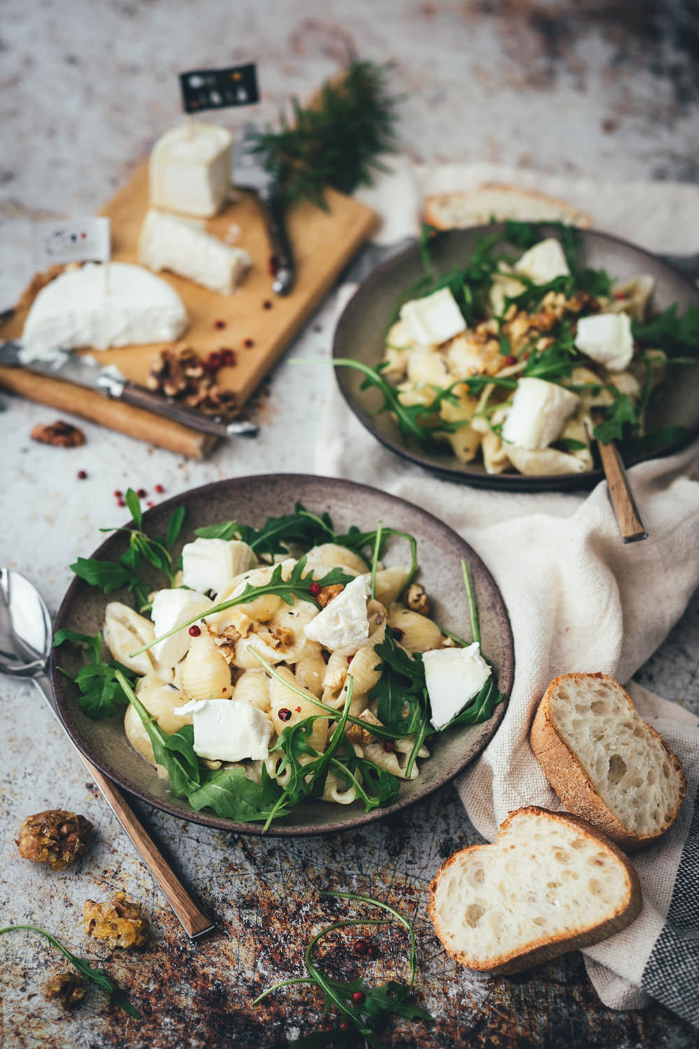 Pasta mit Ziegenkäse-Sauce, Rucola und karamellisierten Walnüssen ...