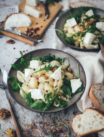 Hier gibt es heute das Rezept für leckere Pasta mit cremiger Ziegenkäse-Sauce. Die Pasta passt perfekt in die schnelle Feierabendküche und ist super schnell und einfach angerührt. Das vegetarische Rezept überzeugt dank leckerer Zutaten und französischem Ziegenfrischkäse – dadurch schmeckt die Sauce mild und fein. Schalotten und Dijon-Senf sorgen für die richtige Würzung. Egal ob als schnelles Abendessen oder als einfaches Pastagericht für Freunde und Familie – probiert das Rezept für die leckeren Nudeln unbedingt mal aus! | moeyskitchen.com