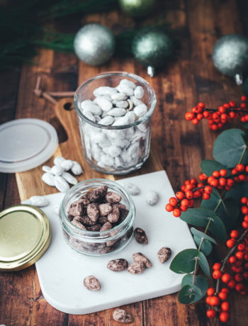 Schoko-Mandeln wie vom Weihnachtsmarkt! Hier habe ich zwei Rezepte für leckere Schoko-Gewürz-Mandeln: einmal in einer hellen Variante mit weißer Schokolade, Spekulatius-Gewürz und Puderzucker. Und dann noch in einer dunklen Variante mit Zartbitter-Schokolade, Lebkuchen-Gewürz und Kakao. Die Schoko-Mandeln sind blitzschnell zubereitet und so einfach selbst gemacht und eignen sich hervorragend als kulinarisches Geschenk aus der Küche. Perfekt für die Advents- und Weihnachtszeit und eine leckere Abwechslung auf dem Plätzchenteller zu Weihnachten! | moeyskitchen.com