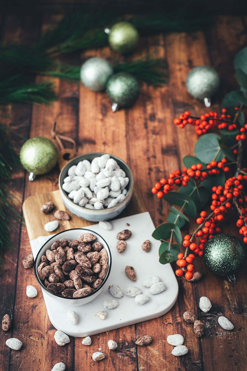 Schoko-Mandeln wie vom Weihnachtsmarkt! Hier habe ich zwei Rezepte für leckere Schoko-Gewürz-Mandeln: einmal in einer hellen Variante mit weißer Schokolade, Spekulatius-Gewürz und Puderzucker. Und dann noch in einer dunklen Variante mit Zartbitter-Schokolade, Lebkuchen-Gewürz und Kakao. Die Schoko-Mandeln sind blitzschnell zubereitet und so einfach selbst gemacht und eignen sich hervorragend als kulinarisches Geschenk aus der Küche. Perfekt für die Advents- und Weihnachtszeit und eine leckere Abwechslung auf dem Plätzchenteller zu Weihnachten! | moeyskitchen.com