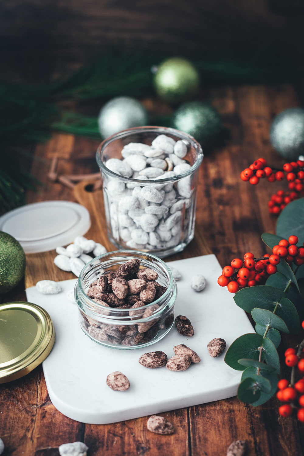 Schoko-Mandeln wie vom Weihnachtsmarkt! Hier habe ich zwei Rezepte für leckere Schoko-Gewürz-Mandeln: einmal in einer hellen Variante mit weißer Schokolade, Spekulatius-Gewürz und Puderzucker. Und dann noch in einer dunklen Variante mit Zartbitter-Schokolade, Lebkuchen-Gewürz und Kakao. Die Schoko-Mandeln sind blitzschnell zubereitet und so einfach selbst gemacht und eignen sich hervorragend als kulinarisches Geschenk aus der Küche. Perfekt für die Advents- und Weihnachtszeit und eine leckere Abwechslung auf dem Plätzchenteller zu Weihnachten! | moeyskitchen.com