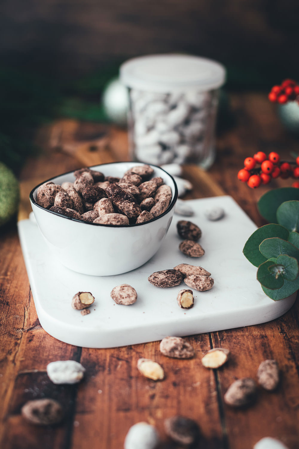 Schoko-Mandeln wie vom Weihnachtsmarkt! Hier habe ich zwei Rezepte für leckere Schoko-Gewürz-Mandeln: einmal in einer hellen Variante mit weißer Schokolade, Spekulatius-Gewürz und Puderzucker. Und dann noch in einer dunklen Variante mit Zartbitter-Schokolade, Lebkuchen-Gewürz und Kakao. Die Schoko-Mandeln sind blitzschnell zubereitet und so einfach selbst gemacht und eignen sich hervorragend als kulinarisches Geschenk aus der Küche. Perfekt für die Advents- und Weihnachtszeit und eine leckere Abwechslung auf dem Plätzchenteller zu Weihnachten! | moeyskitchen.com