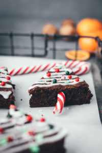 Rezept für Weihnachtsbaum-Brownies – das sind einfache Brownies in Tannenbaum-Form, die mit Zuckerstangen, Zuckerguss und bunten Perlen verziert werden. Ein Spaß für die ganze Familie und das perfekte Gebäck für die Advents- und Weihnachtszeit!