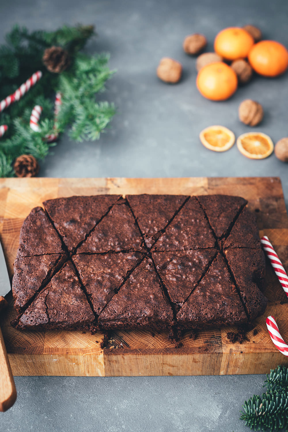 Rezept für Weihnachtsbaum-Brownies – das sind einfache Brownies in Tannenbaum-Form, die mit Zuckerstangen, Zuckerguss und bunten Perlen verziert werden. Ein Spaß für die ganze Familie und das perfekte Gebäck für die Advents- und Weihnachtszeit!