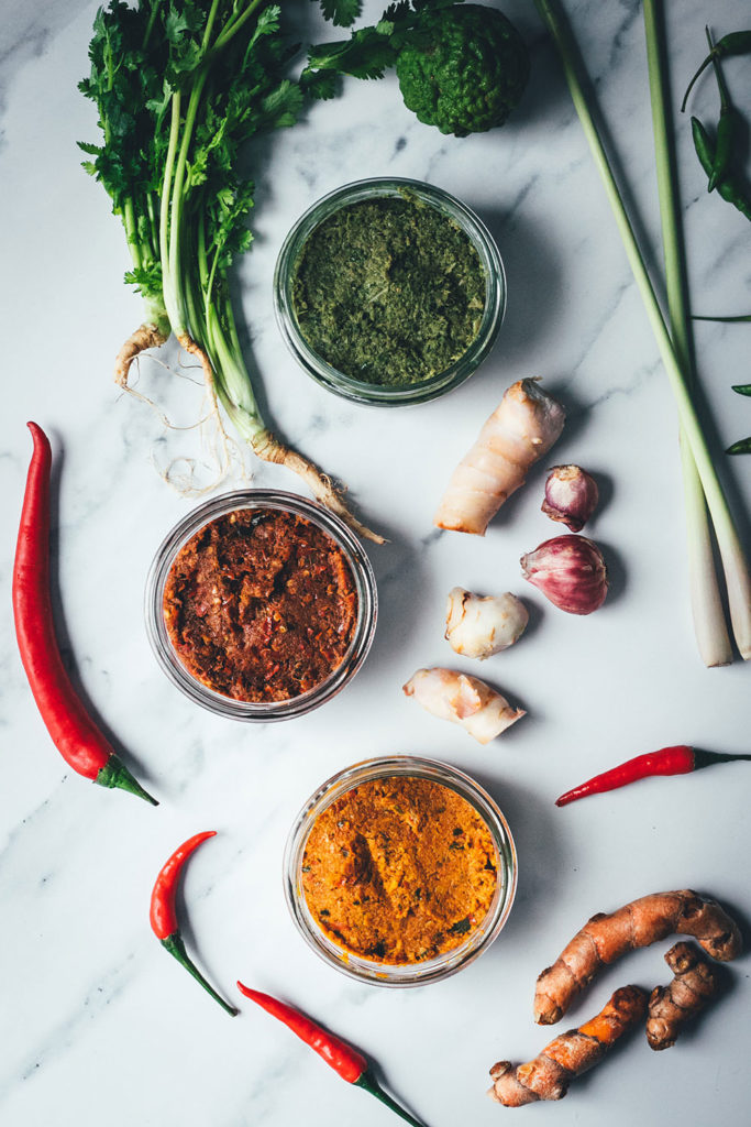 Rote, grüne und gelbe Currypaste für Thai-Curry selber machen