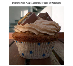 Eines meiner ersten Rezepte im Blog: Dominostein-Cupcakes – aus einer Serie von weihnachtlichen Cupcakes, die ich im Dezember 2010 gebacken habe | moeyskitchen.com