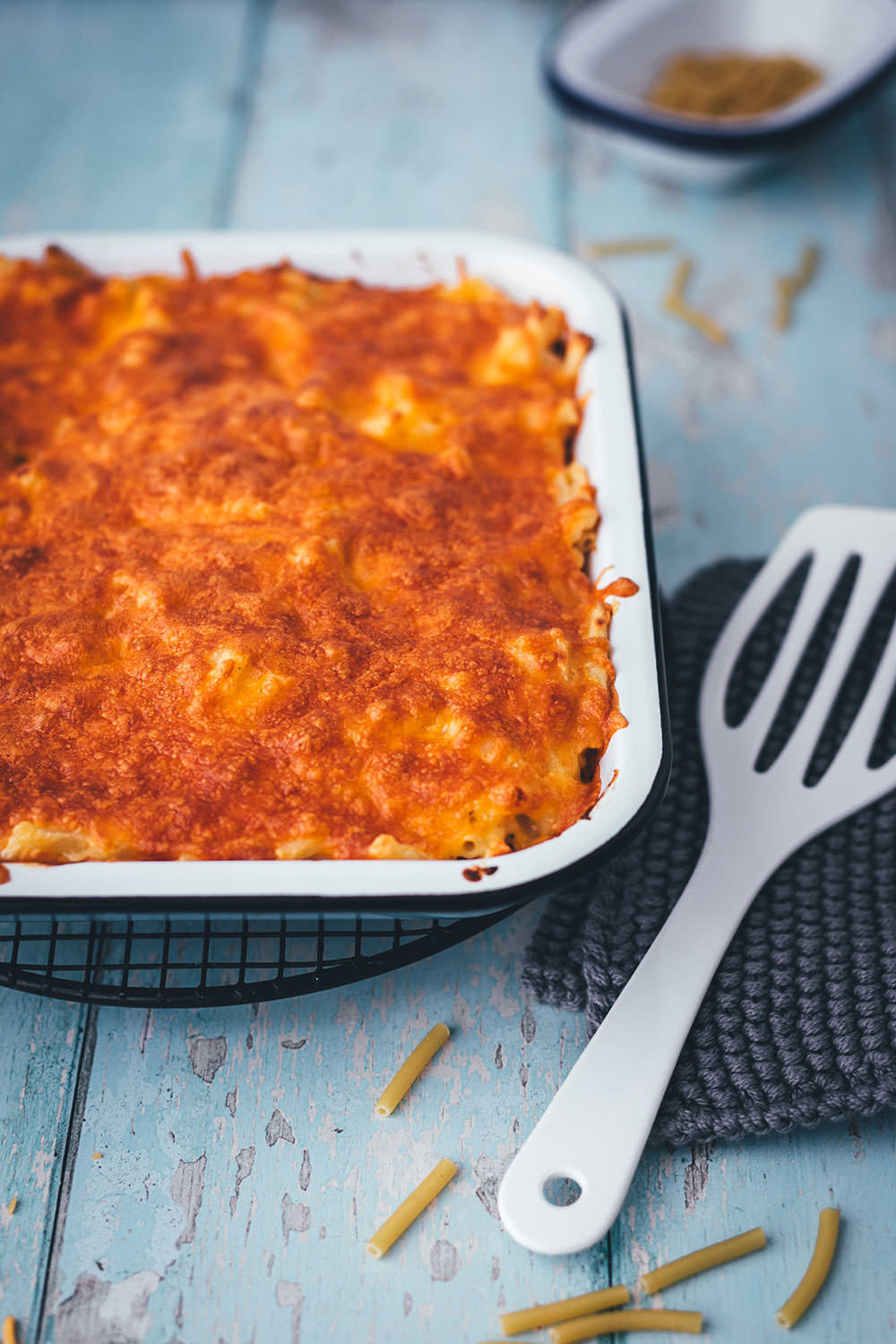 Mac and Cheese als schneller Nudelauflauf für die ganze Familie! Mein Rezept benötigt nur 5 Zutaten und steht in unter 30 Minuten auf dem Tisch. Gerade für Home Office, Homeschooling und die schnelle Feierabendküche perfekt geeignet. Man braucht keine speziellen Zutaten und kein besonderes Zubehör. Schon hat man den Pasta-Klassiker aus den USA als lecker mit Käse überbackenen Auflauf fix auf dem Tisch stehen! | moeyskitchen.com