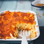 Mac and Cheese als schneller Nudelauflauf für die ganze Familie! Mein Rezept benötigt nur 5 Zutaten und steht in unter 30 Minuten auf dem Tisch. Gerade für Home Office, Homeschooling und die schnelle Feierabendküche perfekt geeignet. Man braucht keine speziellen Zutaten und kein besonderes Zubehör. Schon hat man den Pasta-Klassiker aus den USA als lecker mit Käse überbackenen Auflauf fix auf dem Tisch stehen! | moeyskitchen.com