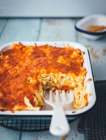 Mac and Cheese als schneller Nudelauflauf für die ganze Familie! Mein Rezept benötigt nur 5 Zutaten und steht in unter 30 Minuten auf dem Tisch. Gerade für Home Office, Homeschooling und die schnelle Feierabendküche perfekt geeignet. Man braucht keine speziellen Zutaten und kein besonderes Zubehör. Schon hat man den Pasta-Klassiker aus den USA als lecker mit Käse überbackenen Auflauf fix auf dem Tisch stehen! | moeyskitchen.com