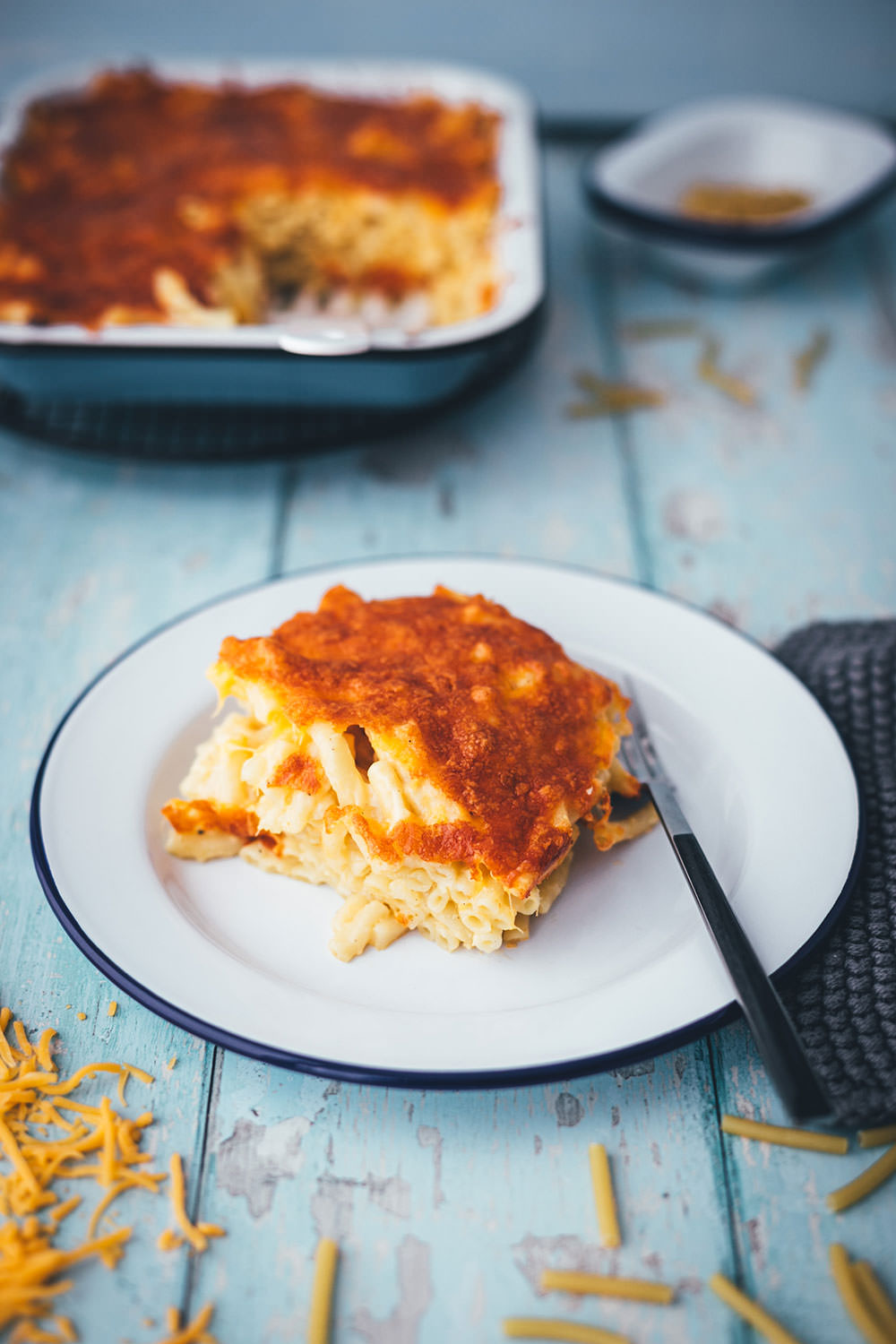 Mac and Cheese als schneller Nudelauflauf für die ganze Familie! Mein Rezept benötigt nur 5 Zutaten und steht in unter 30 Minuten auf dem Tisch. Gerade für Home Office, Homeschooling und die schnelle Feierabendküche perfekt geeignet. Man braucht keine speziellen Zutaten und kein besonderes Zubehör. Schon hat man den Pasta-Klassiker aus den USA als lecker mit Käse überbackenen Auflauf fix auf dem Tisch stehen! | moeyskitchen.com