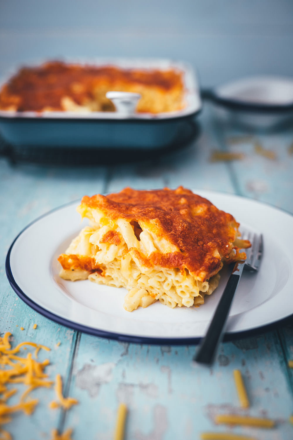 Mac and Cheese als schneller Nudelauflauf für die ganze Familie! Mein Rezept benötigt nur 5 Zutaten und steht in unter 30 Minuten auf dem Tisch. Gerade für Home Office, Homeschooling und die schnelle Feierabendküche perfekt geeignet. Man braucht keine speziellen Zutaten und kein besonderes Zubehör. Schon hat man den Pasta-Klassiker aus den USA als lecker mit Käse überbackenen Auflauf fix auf dem Tisch stehen! | moeyskitchen.com