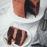 Ein Schokokuchen zum 10. Blog-Geburtstag! Der beste Schokokuchen als leckere Geburtstagstorte. Super einfacher Rührteig, für den man nur eine Schüssel und einen Schneebesen braucht, und ein fantastisches Schokoladen-Frosting ergeben den perfekten Geburtstagskuchen. Der Kuchen ist blitzschnell angerührt und gebacken, das Frosting ist absolut gelingsicher und der Kuchen macht richtig was her. Hier gibt es das ganze Rezept und außerdem die Geschichte meines Foodblogs. | moeyskitchen.com