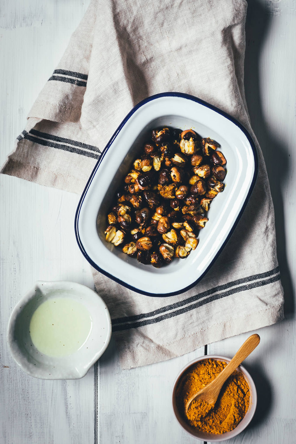 Der knusprige Ackerbohnen-Curry-Snack ist eine tolle Alternative zu Chips und Salzstangen und wird genauso wie geröstete Kichererbsen zubereitet. Man kann die Ackerbohnen sowohl im Backofen als auch in der Heißluftfritteuse (Airfryer) zubereiten. Curry und Kreuzkümmel sorgen für die richtige Würzung für diesen gesunden und leckeren Snack! | moeyskitchen.com