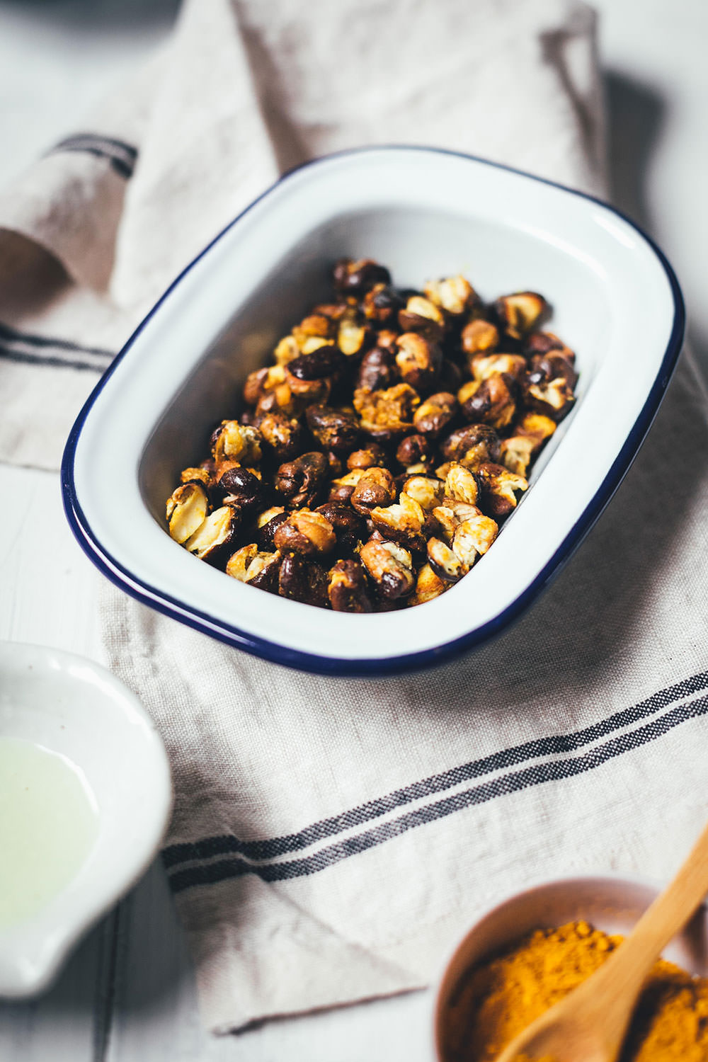 Der knusprige Ackerbohnen-Curry-Snack ist eine tolle Alternative zu Chips und Salzstangen und wird genauso wie geröstete Kichererbsen zubereitet. Man kann die Ackerbohnen sowohl im Backofen als auch in der Heißluftfritteuse (Airfryer) zubereiten. Curry und Kreuzkümmel sorgen für die richtige Würzung für diesen gesunden und leckeren Snack! | moeyskitchen.com