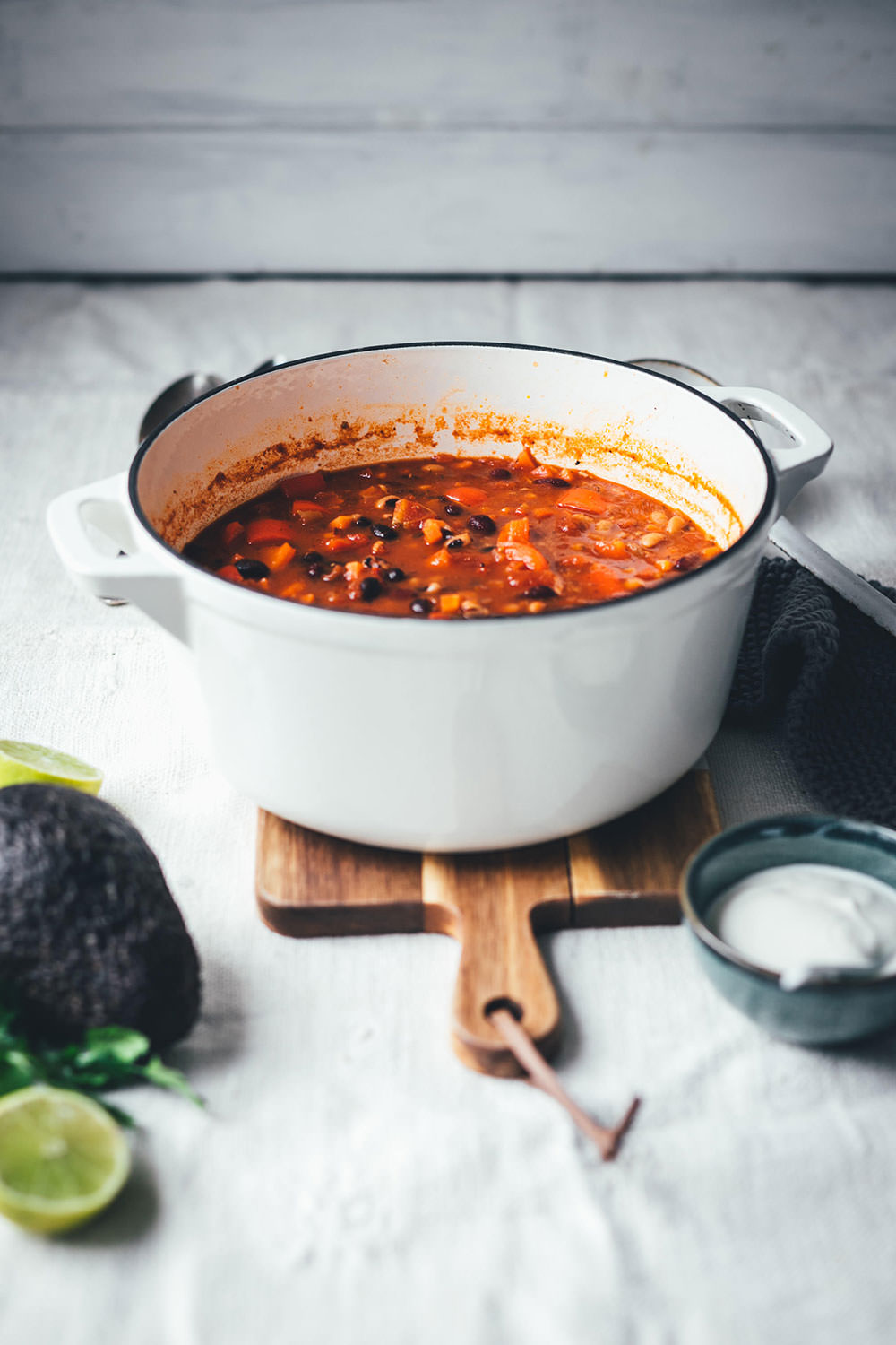 Rezept für super leckeres vegetarisches Chili sin carne! Mein würziger Eintopf kommt ganz ohne Fleisch und ohne Fleischersatzprodukte aus. Stattdessen landen gleich drei Sorten Bohnen im Bohnen-Chili. Zwiebel, Knoblauch, Paprika und Möhren sorgen für Substanz, geräuchertes Paprikapulver, Chiliflocken und Kreuzkümmel geben die richtige Schärfe und Würze. Das Chili sin carne steht dem Chili con carne so in nichts nach! Es ist schnell angerührt und unkompliziert gekocht und eignet sich so für die schnelle Feierabendküche! | moeyskitchen.com
