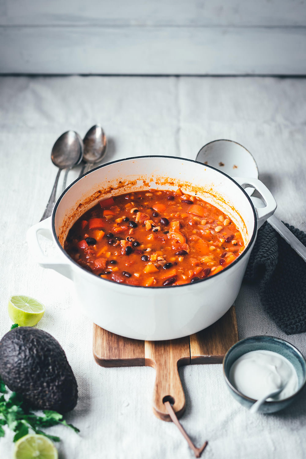 Rezept für super leckeres vegetarisches Chili sin carne! Mein würziger Eintopf kommt ganz ohne Fleisch und ohne Fleischersatzprodukte aus. Stattdessen landen gleich drei Sorten Bohnen im Bohnen-Chili. Zwiebel, Knoblauch, Paprika und Möhren sorgen für Substanz, geräuchertes Paprikapulver, Chiliflocken und Kreuzkümmel geben die richtige Schärfe und Würze. Das Chili sin carne steht dem Chili con carne so in nichts nach! Es ist schnell angerührt und unkompliziert gekocht und eignet sich so für die schnelle Feierabendküche! | moeyskitchen.com