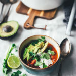 Rezept für super leckeres vegetarisches Chili sin carne! Mein würziger Eintopf kommt ganz ohne Fleisch und ohne Fleischersatzprodukte aus. Stattdessen landen gleich drei Sorten Bohnen im Bohnen-Chili. Zwiebel, Knoblauch, Paprika und Möhren sorgen für Substanz, geräuchertes Paprikapulver, Chiliflocken und Kreuzkümmel geben die richtige Schärfe und Würze. Das Chili sin carne steht dem Chili con carne so in nichts nach! Es ist schnell angerührt und unkompliziert gekocht und eignet sich so für die schnelle Feierabendküche! | moeyskitchen.com