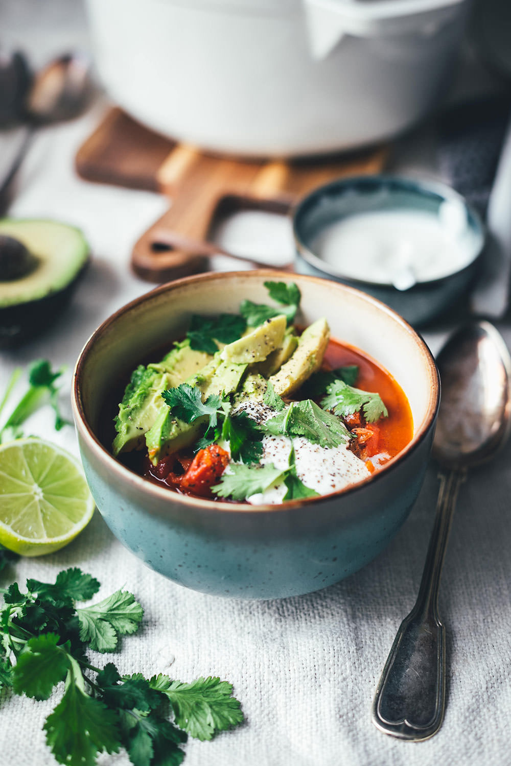 Rezept für super leckeres vegetarisches Chili sin carne! Mein würziger Eintopf kommt ganz ohne Fleisch und ohne Fleischersatzprodukte aus. Stattdessen landen gleich drei Sorten Bohnen im Bohnen-Chili. Zwiebel, Knoblauch, Paprika und Möhren sorgen für Substanz, geräuchertes Paprikapulver, Chiliflocken und Kreuzkümmel geben die richtige Schärfe und Würze. Das Chili sin carne steht dem Chili con carne so in nichts nach! Es ist schnell angerührt und unkompliziert gekocht und eignet sich so für die schnelle Feierabendküche! | moeyskitchen.com