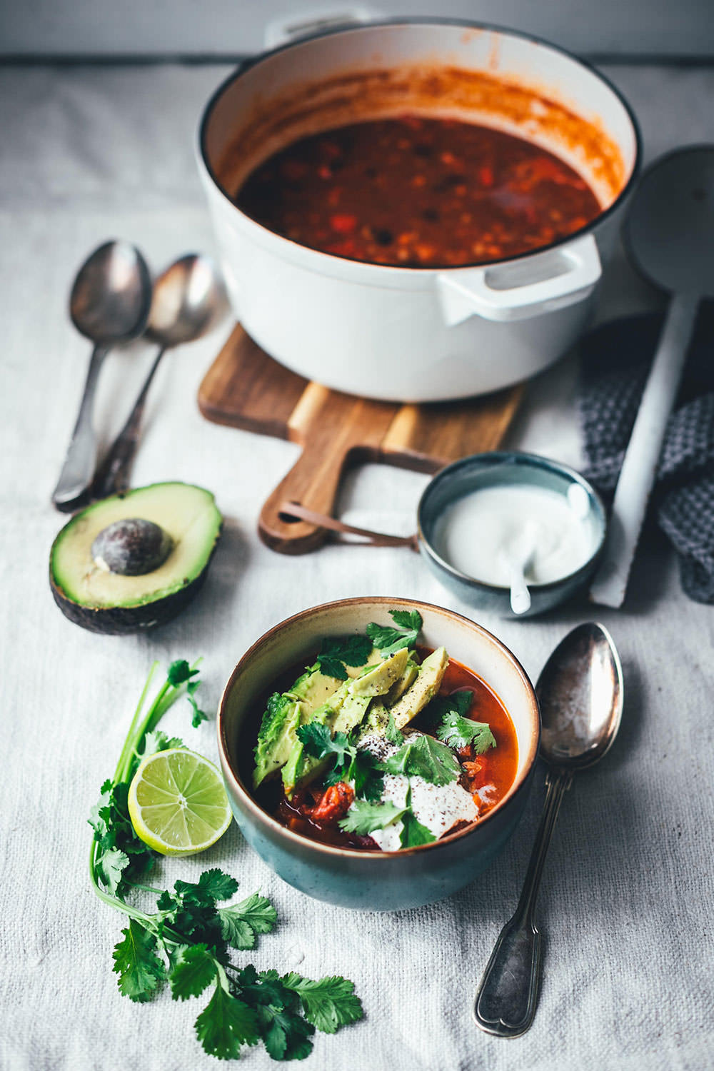 Rezept für super leckeres vegetarisches Chili sin carne! Mein würziger Eintopf kommt ganz ohne Fleisch und ohne Fleischersatzprodukte aus. Stattdessen landen gleich drei Sorten Bohnen im Bohnen-Chili. Zwiebel, Knoblauch, Paprika und Möhren sorgen für Substanz, geräuchertes Paprikapulver, Chiliflocken und Kreuzkümmel geben die richtige Schärfe und Würze. Das Chili sin carne steht dem Chili con carne so in nichts nach! Es ist schnell angerührt und unkompliziert gekocht und eignet sich so für die schnelle Feierabendküche! | moeyskitchen.com