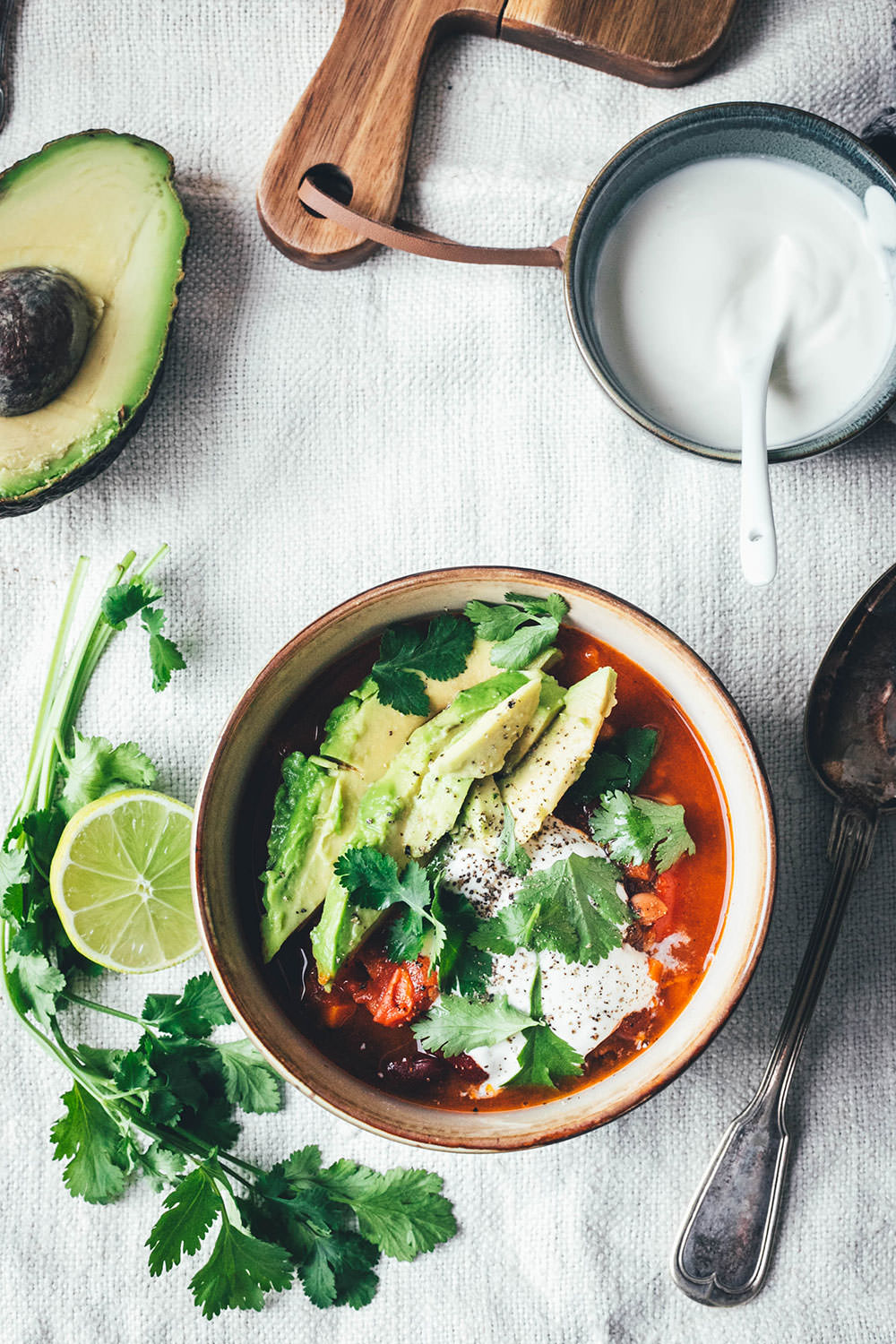 Rezept für super leckeres vegetarisches Chili sin carne! Mein würziger Eintopf kommt ganz ohne Fleisch und ohne Fleischersatzprodukte aus. Stattdessen landen gleich drei Sorten Bohnen im Bohnen-Chili. Zwiebel, Knoblauch, Paprika und Möhren sorgen für Substanz, geräuchertes Paprikapulver, Chiliflocken und Kreuzkümmel geben die richtige Schärfe und Würze. Das Chili sin carne steht dem Chili con carne so in nichts nach! Es ist schnell angerührt und unkompliziert gekocht und eignet sich so für die schnelle Feierabendküche! | moeyskitchen.com