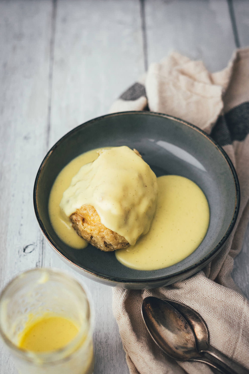 Süße Dampfnudeln mit frischer Vanillesauce sind ein echtes Highlight unter den süßen Hauptgerichten. Für mich sind sie Kindheitserinnerung und Soulfood pur. Die süßen Hefeklöße werden in Milch und Zucker gedämpft und karamellisiert und anschließend mit einer sahnigen Vanillesauce serviert. So simpel und so gut. Hier gibt es das unkomplizierte Rezept zum Nachkochen! | moeyskitchen.com