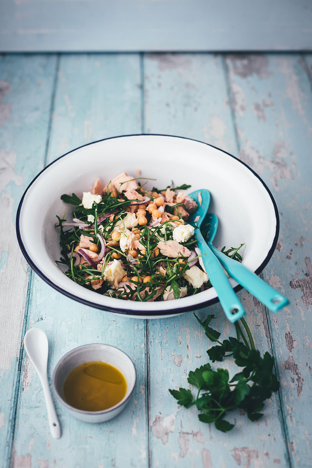 Der perfekte Lunch im Homeoffice: schneller Kichererbsen-Thunfisch-Salat mit Mozzarella, Rucola, Ei und noch ein paar weiteren tollen Zutaten! Gerade im Homeoffice oder beim Homeschooling muss es zum Mittagessen am Schreibtisch schnell gehen. Und darf nicht zu schwer sein, damit man nicht dieses typische Mittagstief bekommt und ins Fresskoma fällt. Der Salat ist dank vielen Proteinen super sättigend und doch eher low carb, da er keine stärkehaltigen Sättigungsbeilagen enthält. Und er ist super vielseitig und wandelbar. | moeyskitchen.com