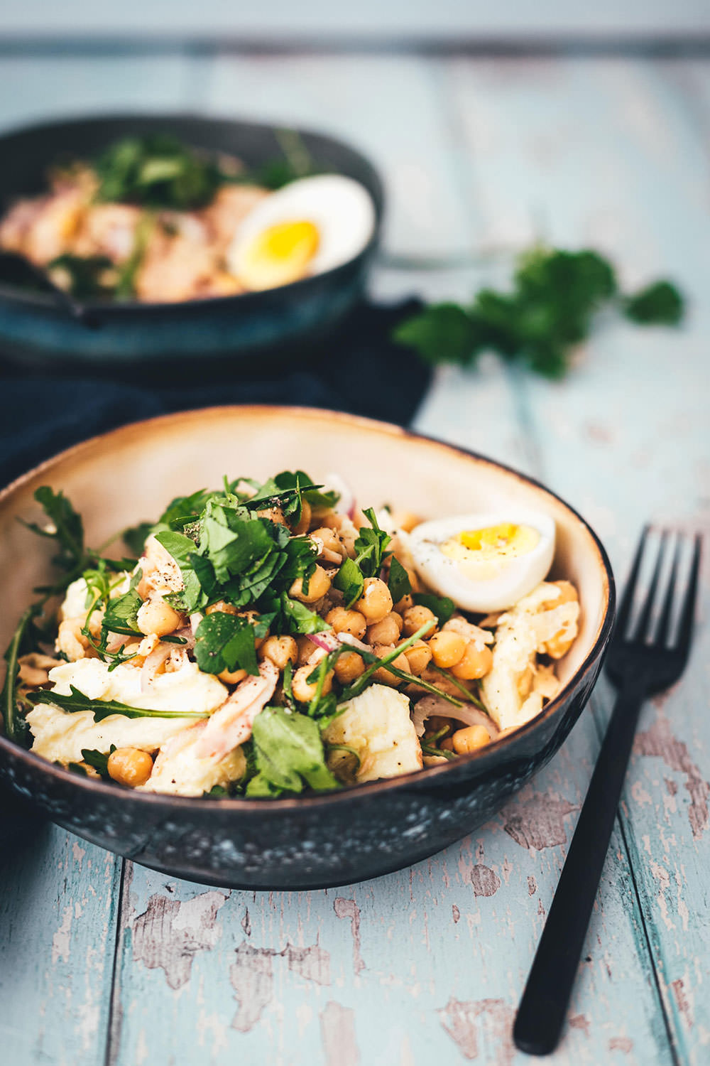 Der perfekte Lunch im Homeoffice: schneller Kichererbsen-Thunfisch-Salat mit Mozzarella, Rucola, Ei und noch ein paar weiteren tollen Zutaten! Gerade im Homeoffice oder beim Homeschooling muss es zum Mittagessen am Schreibtisch schnell gehen. Und darf nicht zu schwer sein, damit man nicht dieses typische Mittagstief bekommt und ins Fresskoma fällt. Der Salat ist dank vielen Proteinen super sättigend und doch eher low carb, da er keine stärkehaltigen Sättigungsbeilagen enthält. Und er ist super vielseitig und wandelbar. | moeyskitchen.com