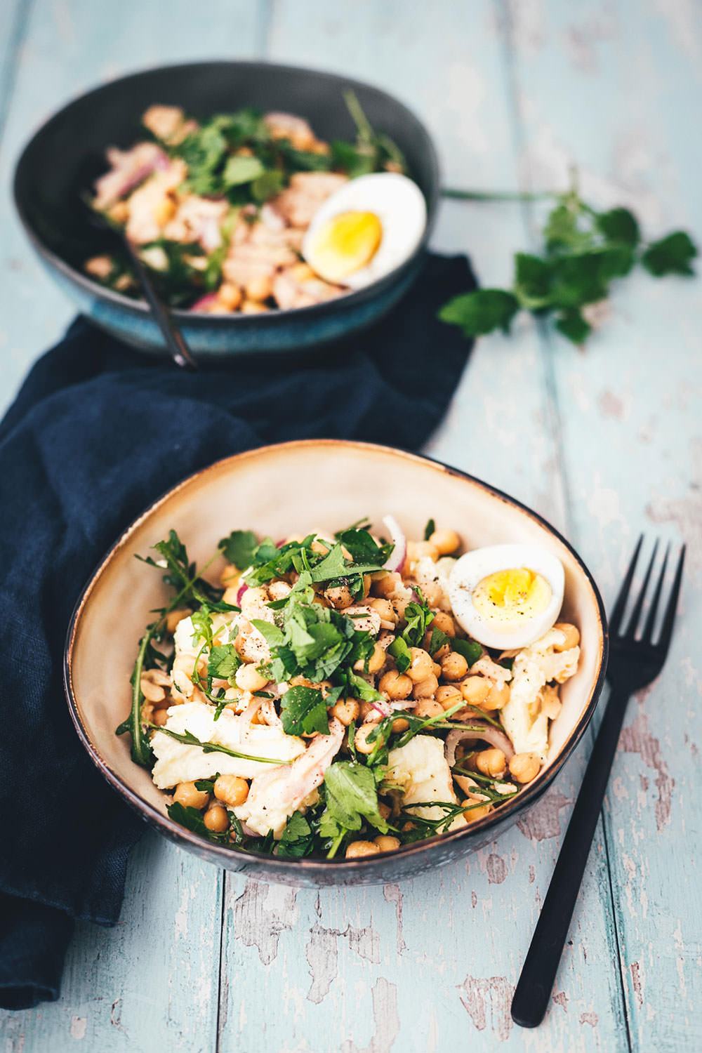 Der perfekte Lunch im Homeoffice: schneller Kichererbsen-Thunfisch-Salat mit Mozzarella, Rucola, Ei und noch ein paar weiteren tollen Zutaten! Gerade im Homeoffice oder beim Homeschooling muss es zum Mittagessen am Schreibtisch schnell gehen. Und darf nicht zu schwer sein, damit man nicht dieses typische Mittagstief bekommt und ins Fresskoma fällt. Der Salat ist dank vielen Proteinen super sättigend und doch eher low carb, da er keine stärkehaltigen Sättigungsbeilagen enthält. Und er ist super vielseitig und wandelbar. | moeyskitchen.com