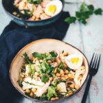 Der perfekte Lunch im Homeoffice: schneller Kichererbsen-Thunfisch-Salat mit Mozzarella, Rucola, Ei und noch ein paar weiteren tollen Zutaten! Gerade im Homeoffice oder beim Homeschooling muss es zum Mittagessen am Schreibtisch schnell gehen. Und darf nicht zu schwer sein, damit man nicht dieses typische Mittagstief bekommt und ins Fresskoma fällt. Der Salat ist dank vielen Proteinen super sättigend und doch eher low carb, da er keine stärkehaltigen Sättigungsbeilagen enthält. Und er ist super vielseitig und wandelbar. | moeyskitchen.com