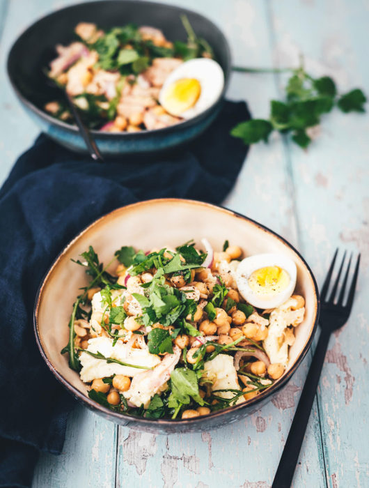 Der perfekte Lunch im Homeoffice: schneller Kichererbsen-Thunfisch-Salat mit Mozzarella, Rucola, Ei und noch ein paar weiteren tollen Zutaten! Gerade im Homeoffice oder beim Homeschooling muss es zum Mittagessen am Schreibtisch schnell gehen. Und darf nicht zu schwer sein, damit man nicht dieses typische Mittagstief bekommt und ins Fresskoma fällt. Der Salat ist dank vielen Proteinen super sättigend und doch eher low carb, da er keine stärkehaltigen Sättigungsbeilagen enthält. Und er ist super vielseitig und wandelbar. | moeyskitchen.com