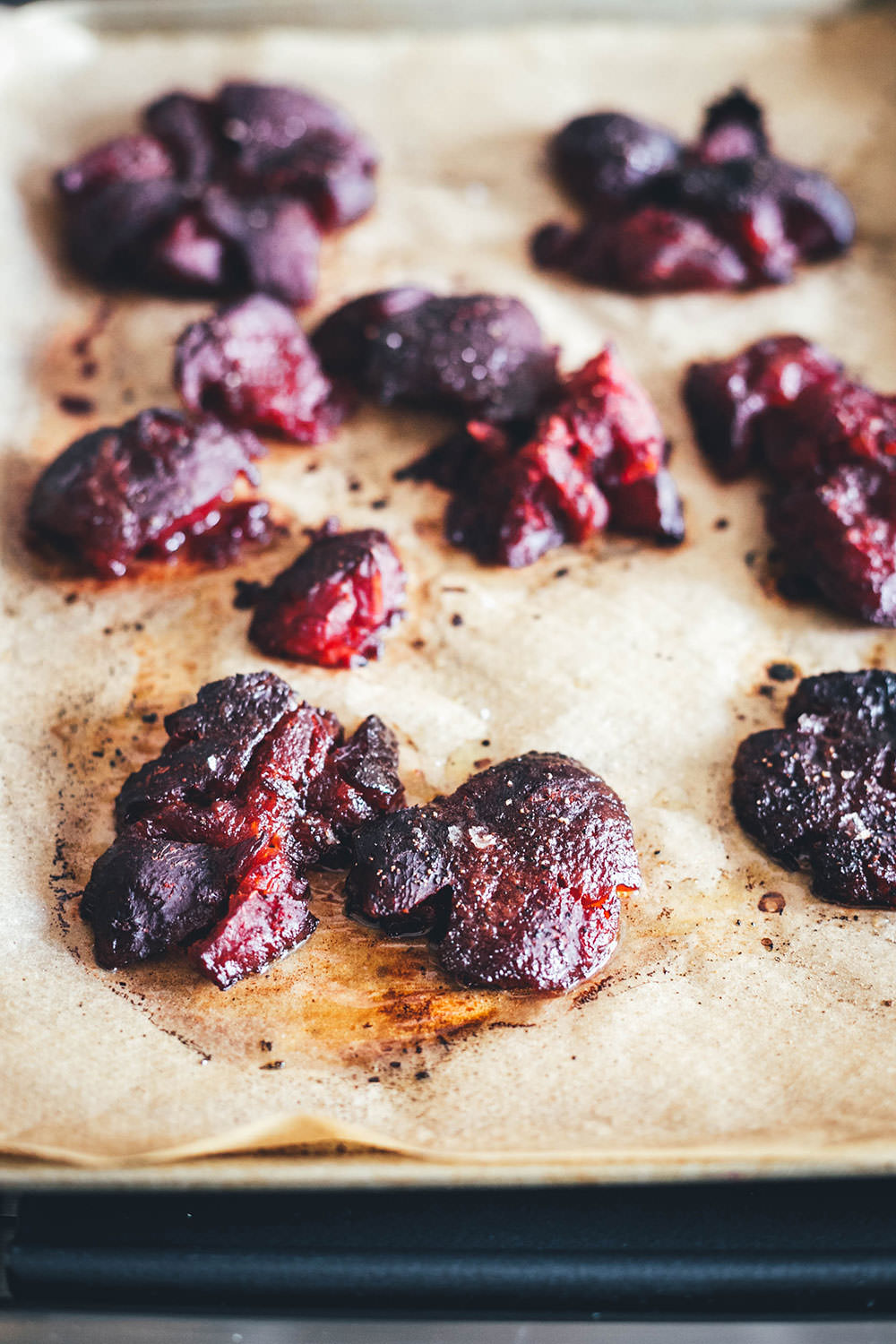Smashed Beets - oder auch Crushed Beets - werden zubereitet wie Smashed Potatoes: erst weich gekocht, dann zerdrückt und im Ofen geröstet. Ich serviere sie hier mit einer würzigen Feta-Pistazien-Creme mit Joghurt und Petersilie. Perfekt als vegetarische Vorspeise, als Mezze oder Beilage. Oder mit vorgegarter Beete als leckerer und schneller Lunch im Homeoffice. | moeyskitchen.com
