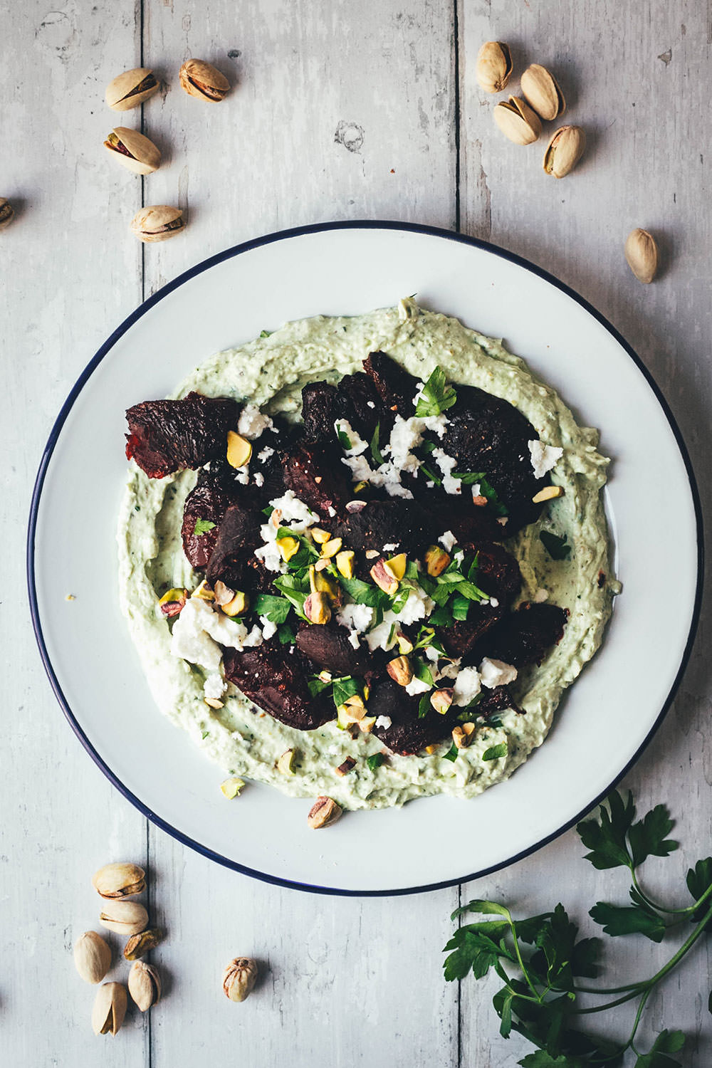 Smashed Beets - oder auch Crushed Beets - werden zubereitet wie Smashed Potatoes: erst weich gekocht, dann zerdrückt und im Ofen geröstet. Ich serviere sie hier mit einer würzigen Feta-Pistazien-Creme mit Joghurt und Petersilie. Perfekt als vegetarische Vorspeise, als Mezze oder Beilage. Oder mit vorgegarter Beete als leckerer und schneller Lunch im Homeoffice. | moeyskitchen.com