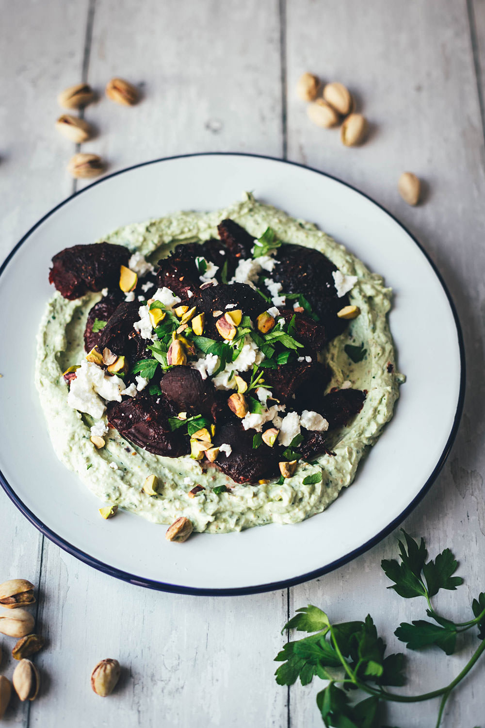 Smashed Beets - oder auch Crushed Beets - werden zubereitet wie Smashed Potatoes: erst weich gekocht, dann zerdrückt und im Ofen geröstet. Ich serviere sie hier mit einer würzigen Feta-Pistazien-Creme mit Joghurt und Petersilie. Perfekt als vegetarische Vorspeise, als Mezze oder Beilage. Oder mit vorgegarter Beete als leckerer und schneller Lunch im Homeoffice. | moeyskitchen.com