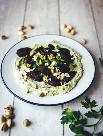 Smashed Beets - oder auch Crushed Beets - werden zubereitet wie Smashed Potatoes: erst weich gekocht, dann zerdrückt und im Ofen geröstet. Ich serviere sie hier mit einer würzigen Feta-Pistazien-Creme mit Joghurt und Petersilie. Perfekt als vegetarische Vorspeise, als Mezze oder Beilage. Oder mit vorgegarter Beete als leckerer und schneller Lunch im Homeoffice. | moeyskitchen.com