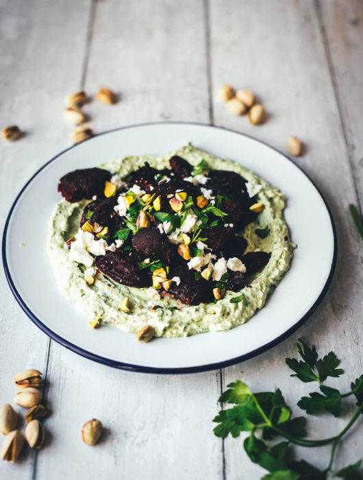 Smashed Beets - oder auch Crushed Beets - werden zubereitet wie Smashed Potatoes: erst weich gekocht, dann zerdrückt und im Ofen geröstet. Ich serviere sie hier mit einer würzigen Feta-Pistazien-Creme mit Joghurt und Petersilie. Perfekt als vegetarische Vorspeise, als Mezze oder Beilage. Oder mit vorgegarter Beete als leckerer und schneller Lunch im Homeoffice. | moeyskitchen.com