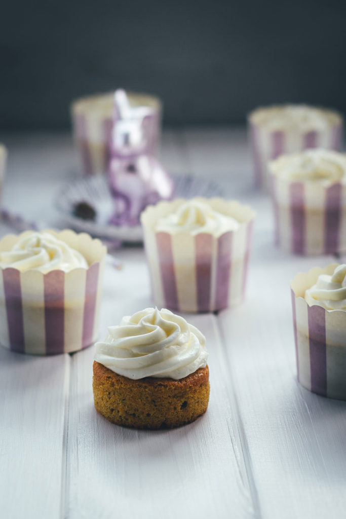 Rezept für saftige Carrot Cupcakes – klassischer Carrot Cake oder Rüblikuchen in Cupcake-Form | moeyskitchen.com