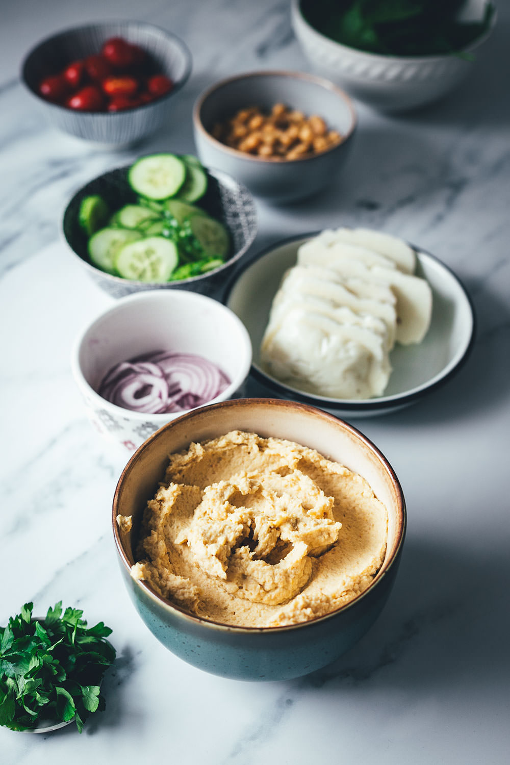 Schnelle Bowls sind der perfekte Lunch im Homeoffice oder ein leichtes Abendessen für die Feierabendküche. So wie meine leckere Hummus Bowl mit selbst gemachtem Hummus, gebratenem Halloumi und knusprigen Kichererbsen zu viel frischem Gemüse. Einfach gemacht, so lecker und ganz fix auf dem Tisch! | moeyskitchen.com