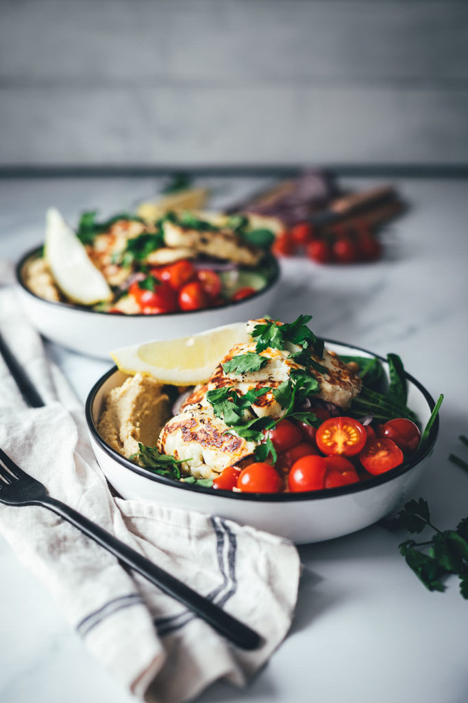 Schnelle Bowls sind der perfekte Lunch im Homeoffice oder ein leichtes Abendessen für die Feierabendküche. So wie meine leckere Hummus Bowl mit selbst gemachtem Hummus, gebratenem Halloumi und knusprigen Kichererbsen zu viel frischem Gemüse. Einfach gemacht, so lecker und ganz fix auf dem Tisch! | moeyskitchen.com