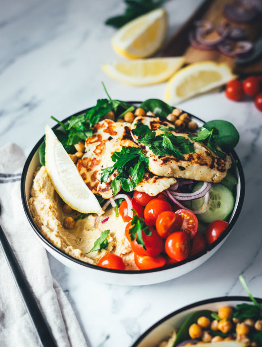 Schnelle Bowls sind der perfekte Lunch im Homeoffice oder ein leichtes Abendessen für die Feierabendküche. So wie meine leckere Hummus Bowl mit selbst gemachtem Hummus, gebratenem Halloumi und knusprigen Kichererbsen zu viel frischem Gemüse. Einfach gemacht, so lecker und ganz fix auf dem Tisch! | moeyskitchen.com