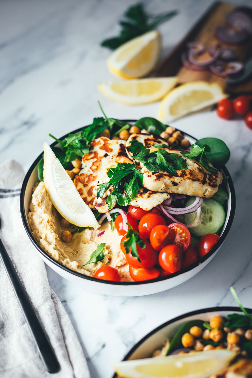 Schnelle Bowls sind der perfekte Lunch im Homeoffice oder ein leichtes Abendessen für die Feierabendküche. So wie meine leckere Hummus Bowl mit selbst gemachtem Hummus, gebratenem Halloumi und knusprigen Kichererbsen zu viel frischem Gemüse. Einfach gemacht, so lecker und ganz fix auf dem Tisch! | moeyskitchen.com